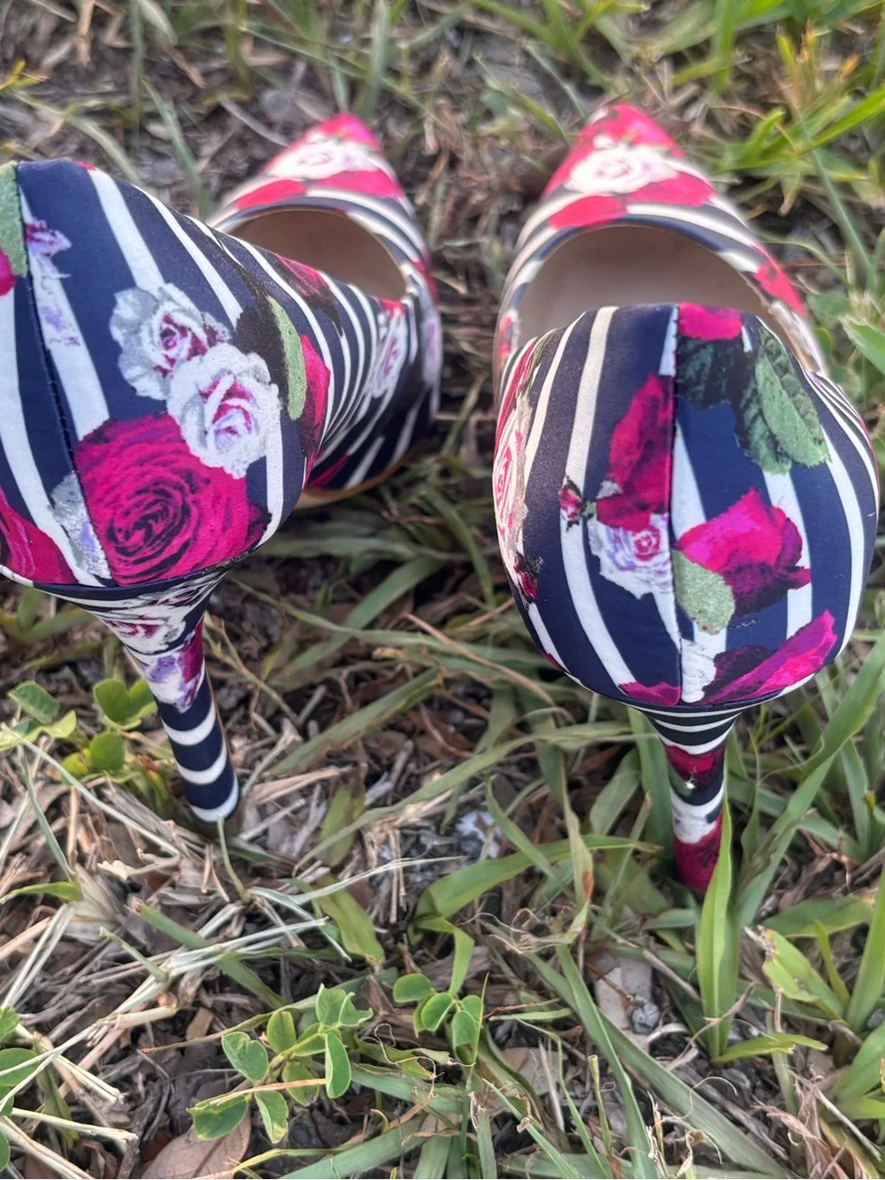Floral Guess Gweloy2 pointed-toe pumps are a Women size 8.5M